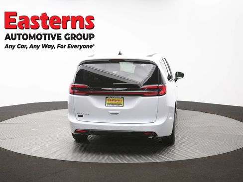 Used 2024 Chrysler Pacifica Touring-L FWD image 39