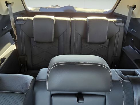 Used 2025 Volkswagen Atlas SE image 30