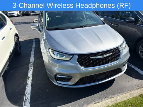 Used 2021 Chrysler Pacifica Touring w/ Uconnect Theater Family Group FWD image 3