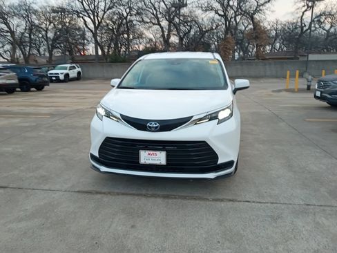 Used 2025 Toyota Sienna LE image 5