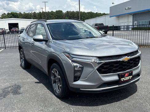 Used 2024 Chevrolet Trax LT FWD image 4