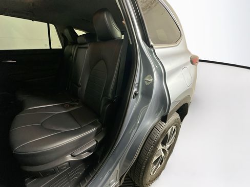 Used 2020 Toyota Highlander XLE FWD image 26