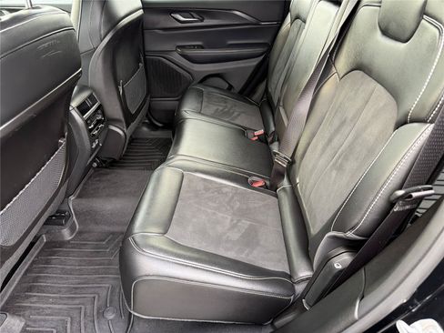 Used 2024 Jeep Grand Cherokee Laredo AWD/4WD image 20