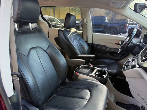 Used 2019 Chrysler Pacifica Touring-L image 19