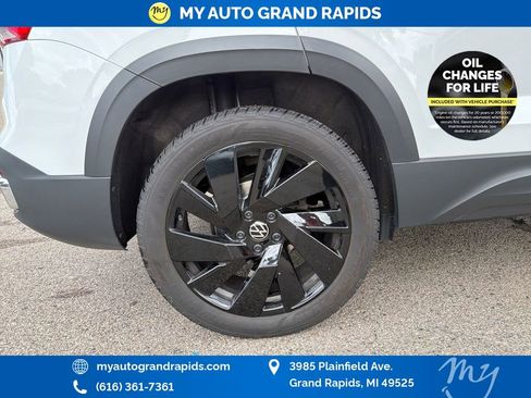 Used 2024 Volkswagen Taos SE w/ Panoramic Sunroof Package AWD/4WD image 33