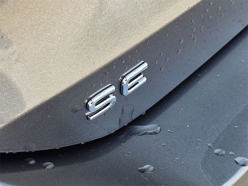 New 2025 Volkswagen Tiguan SE image 8