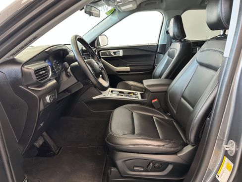 Used 2022 Ford Explorer XLT w/ Equipment Group 202A image 11