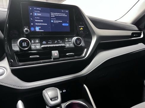 Used 2024 Toyota Highlander LE image 19