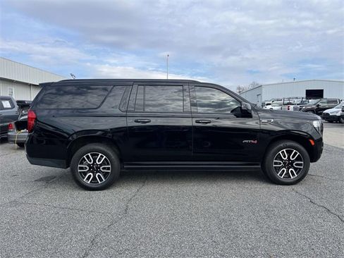 Used 2023 GMC Yukon XL AT4 image 2
