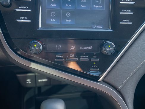 Used 2018 Toyota Camry SE w/ Convenience Package FWD image 16