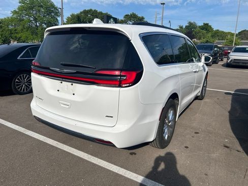 Used 2022 Chrysler Pacifica Touring-L AWD/4WD image 4