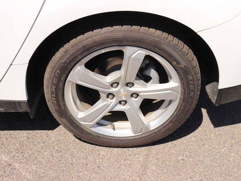 Used 2018 Chevrolet Volt LT w/ Comfort Package FWD image 9