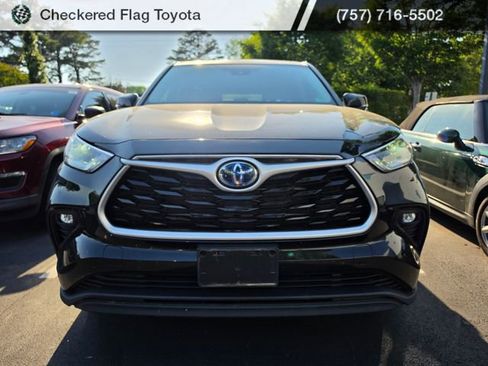 Used 2021 Toyota Highlander LE AWD/4WD image 2