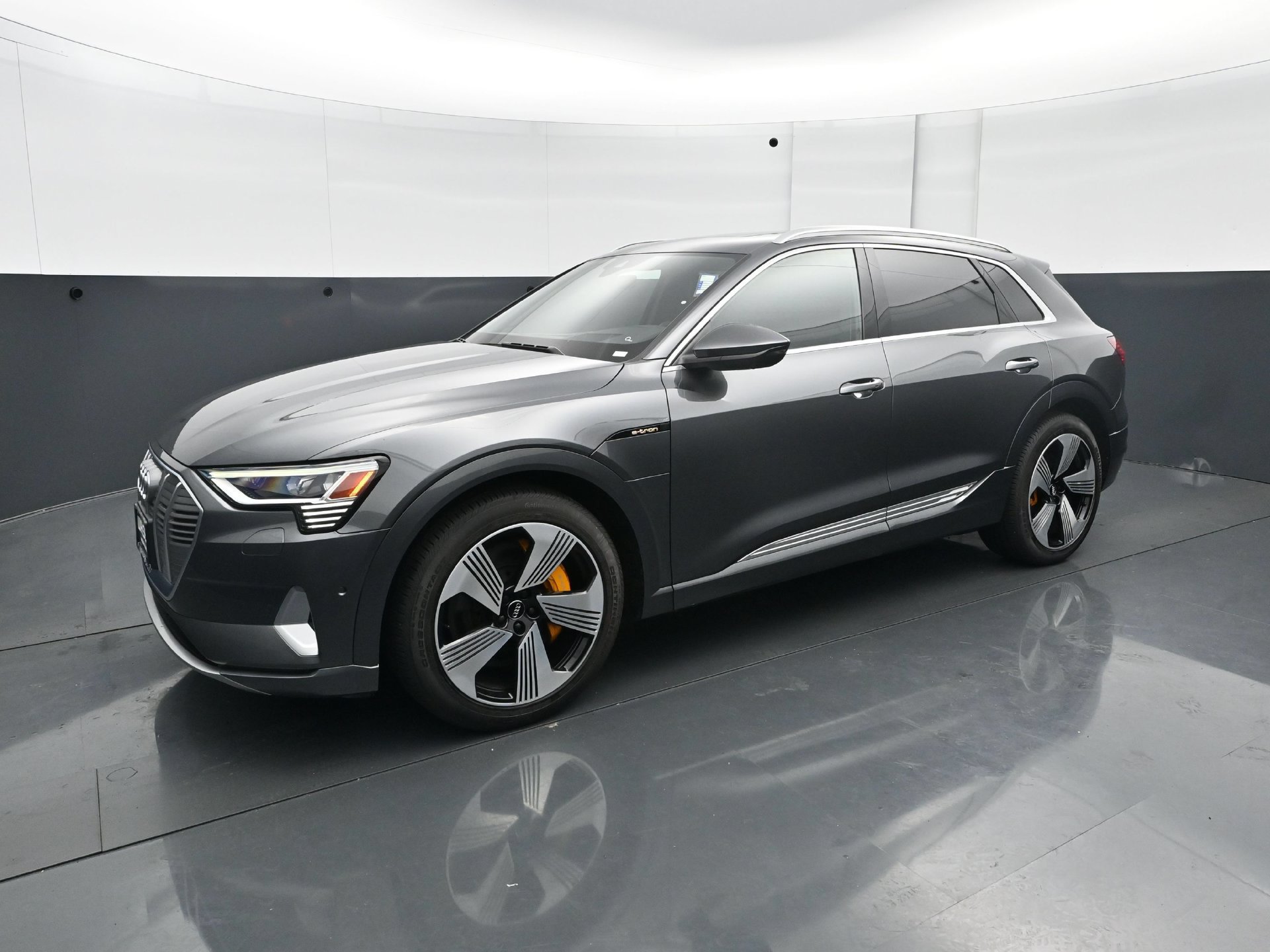 Used 2019 Audi e-tron Prestige w/ Prestige Package AWD/4WD image 2