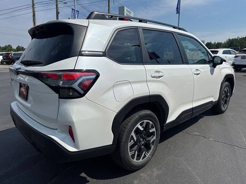 Used 2025 Subaru Forester Premium AWD/4WD image 5