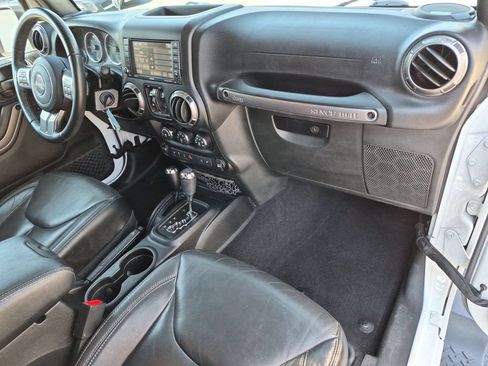 Used 2018 Jeep Wrangler Unlimited Sahara AWD/4WD image 17