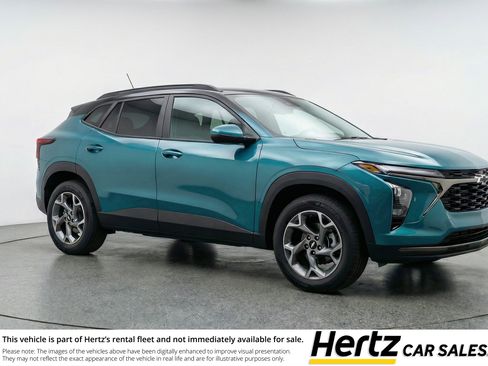 Used 2025 Chevrolet Trax LT FWD image 1