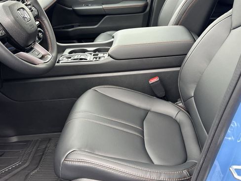 Used 2025 Honda Pilot TrailSport image 11