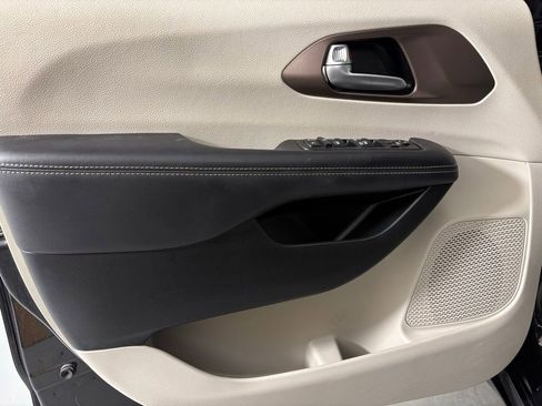 Used 2023 Chrysler Voyager LX image 17