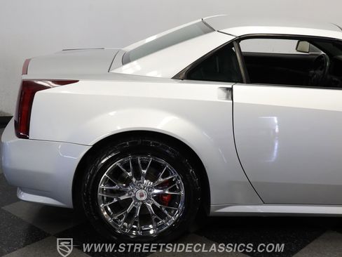 Used 2009 Cadillac XLR image 27