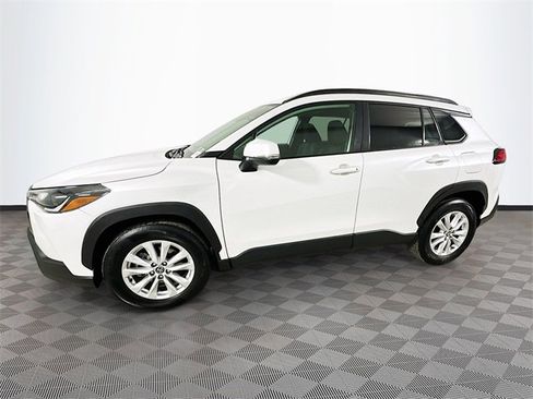 Certified 2022 Toyota Corolla Cross LE image 9