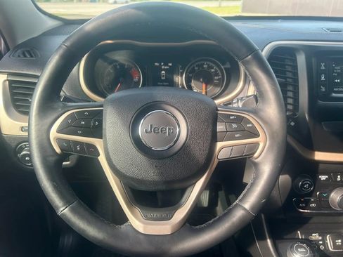 Used 2018 Jeep Cherokee Latitude w/ Cold Weather Group AWD/4WD image 9