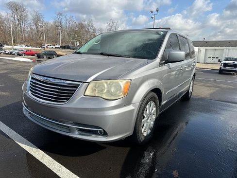 Used 2014 Chrysler Town & Country Touring image 1
