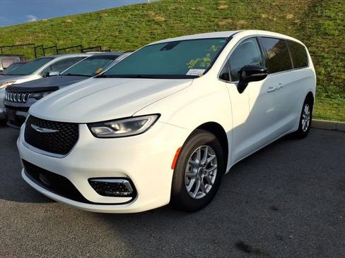 Used 2024 Chrysler Pacifica Touring-L image 12