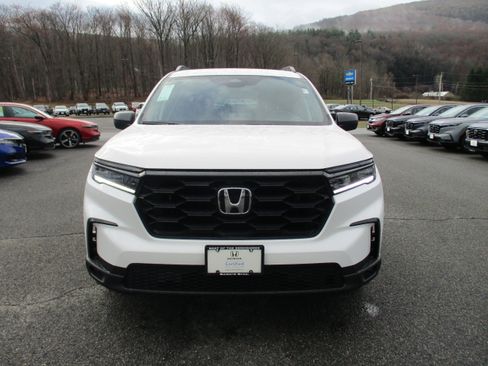 Certified 2025 Honda Pilot Sport image 2