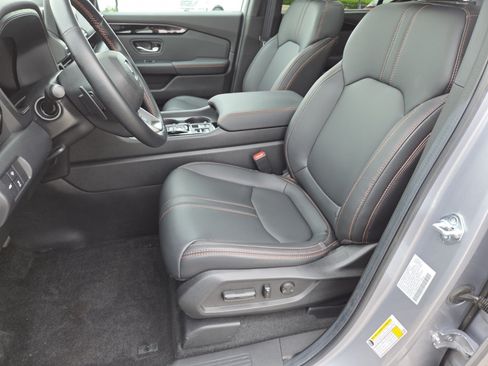 Used 2025 Honda Pilot TrailSport image 25