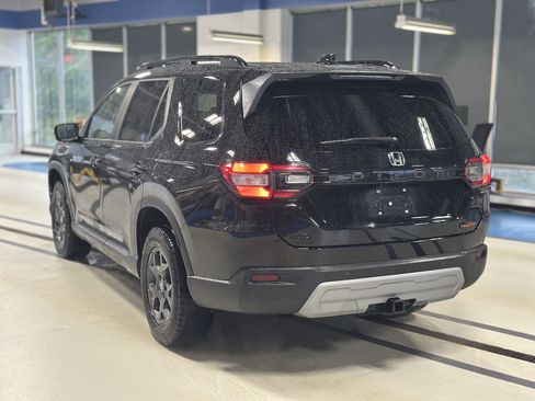Used 2025 Honda Pilot TrailSport image 8