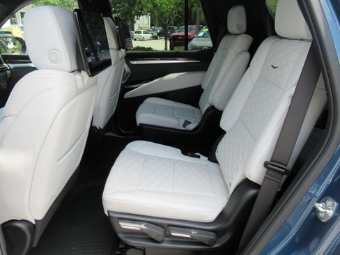 New 2026 Cadillac Escalade Platinum Luxury w/ LPO, Radiant Package AWD/4WD image 39