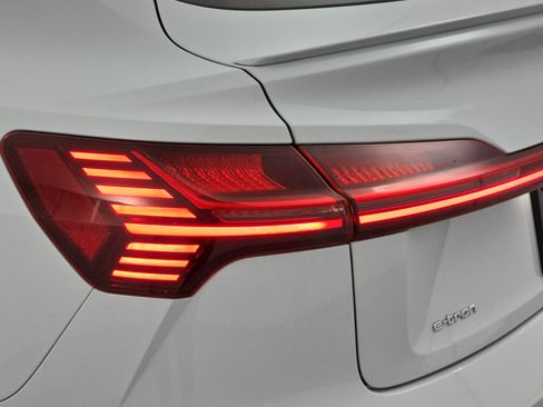 Used 2022 Audi e-tron Premium Plus w/ Premium Plus Package image 35