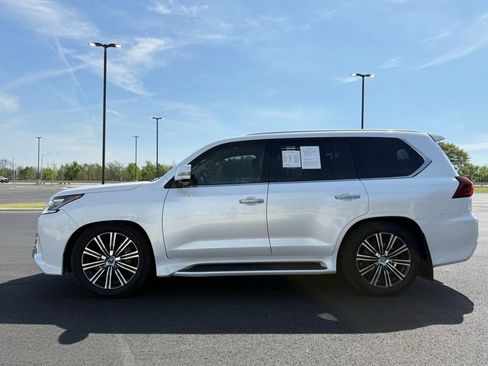 Used 2019 Lexus LX 570 4WD w/ Luxury Package image 4