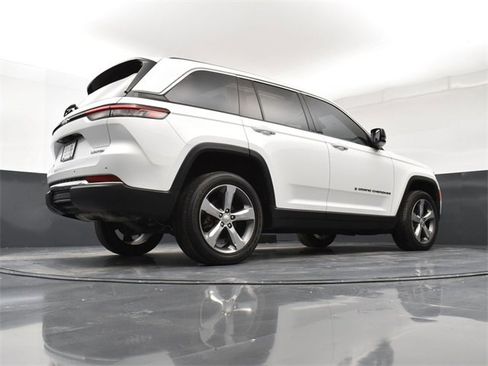 Used 2022 Jeep Grand Cherokee Limited image 24