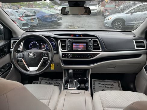 Used 2019 Toyota Highlander LE AWD/4WD image 23