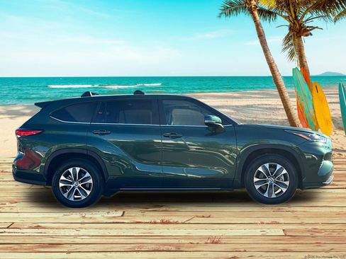 Used 2023 Toyota Highlander XLE image 6