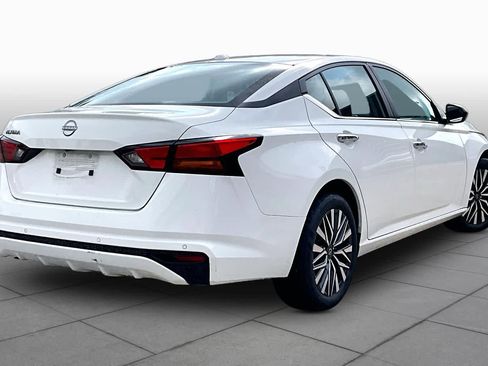 Used 2025 Nissan Altima 2.5 SV FWD image 12
