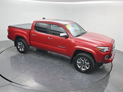 Used 2019 Toyota Tacoma Limited image 45