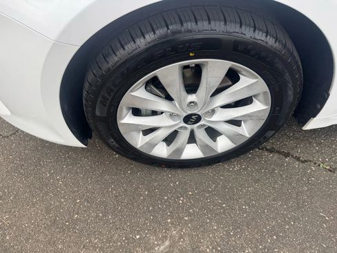 Used 2018 Kia Optima LX w/ 17" Alloy Wheels Package image 10