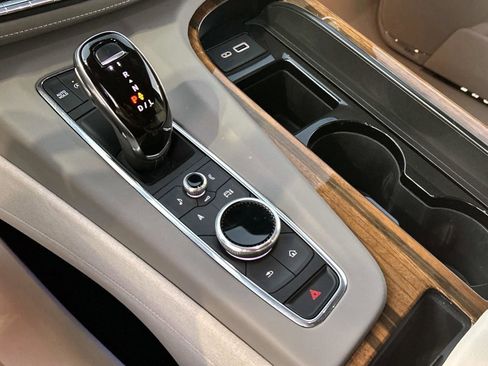 Used 2024 Cadillac Escalade Premium Luxury Platinum image 25