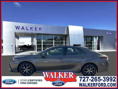 Used 2023 Toyota Camry SE image 1