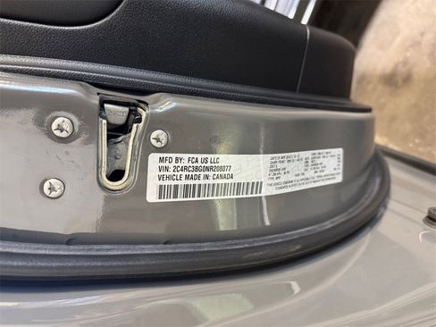 Used 2022 Chrysler Pacifica Touring-L w/ Uconnect Theater Family Group image 31