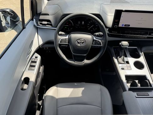 Used 2025 Toyota Sienna XLE FWD image 10