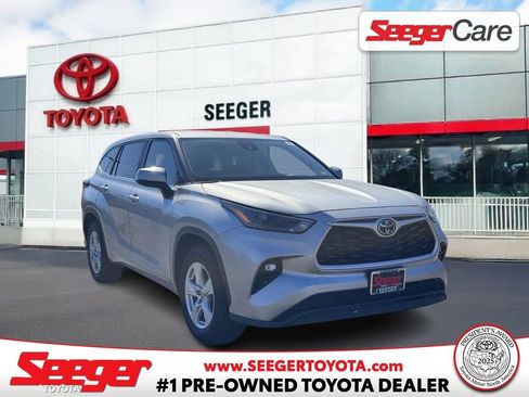 Used 2023 Toyota Highlander LE FWD image 1