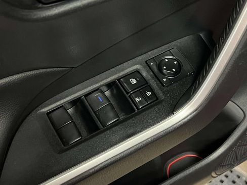 Used 2021 Toyota RAV4 LE AWD/4WD image 13