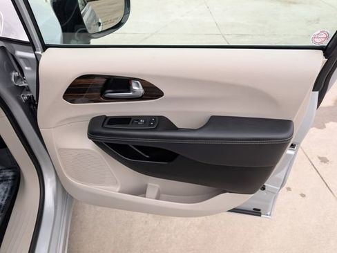 Used 2024 Chrysler Pacifica Limited image 29