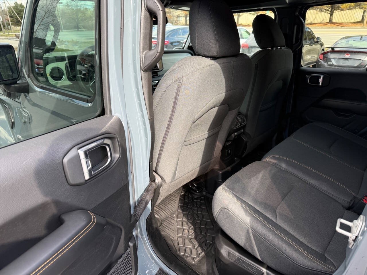 Used 2024 Jeep Wrangler Unlimited Sahara AWD/4WD image 16