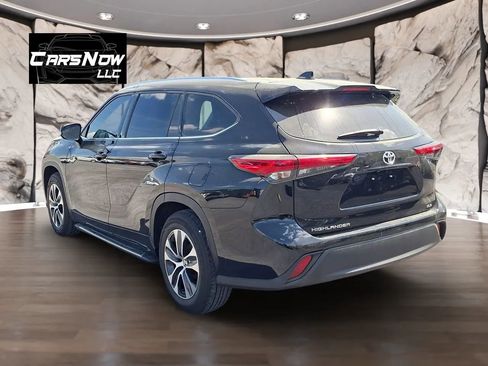 Used 2021 Toyota Highlander XLE image 4