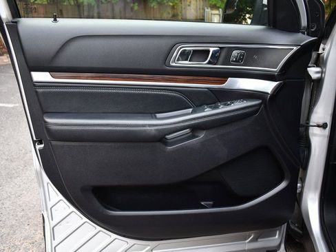 Used 2018 Ford Explorer Limited image 11